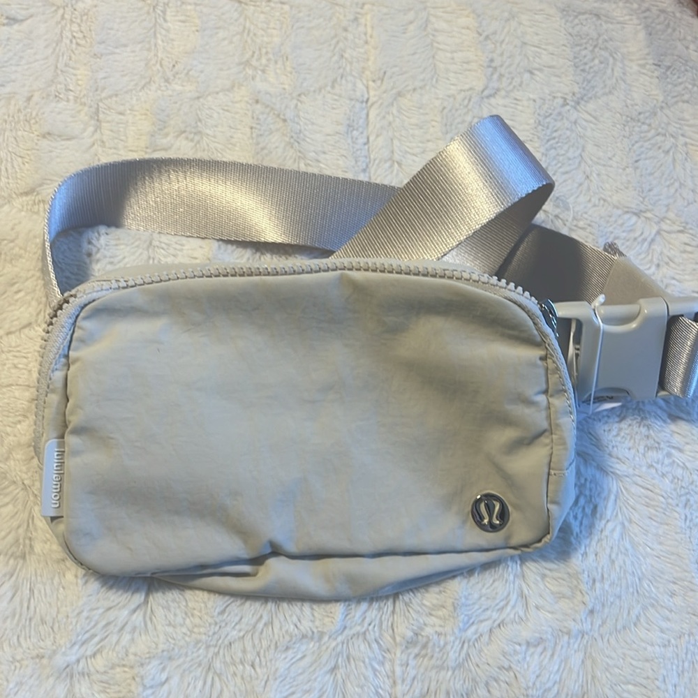 Lululemon everywhere belt bag white opal NWT